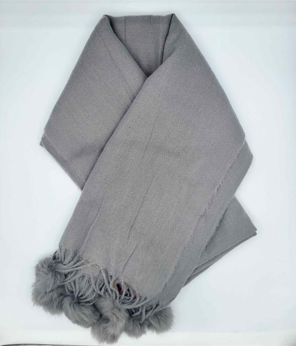 Bufanda Lisa Gris the annies shop moda complemento bufanda suave gris ribete felcos pompones lisa cómoda punto